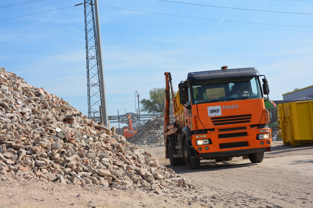 wywóz gruzu z rozbiórki w wynajętych kontenerach to wygodne rozwiązanie