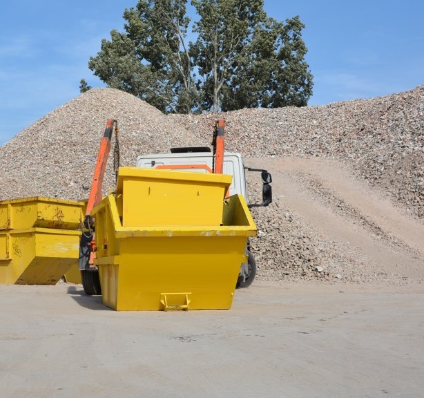 pusty, żółty kontener na odpady budowlane